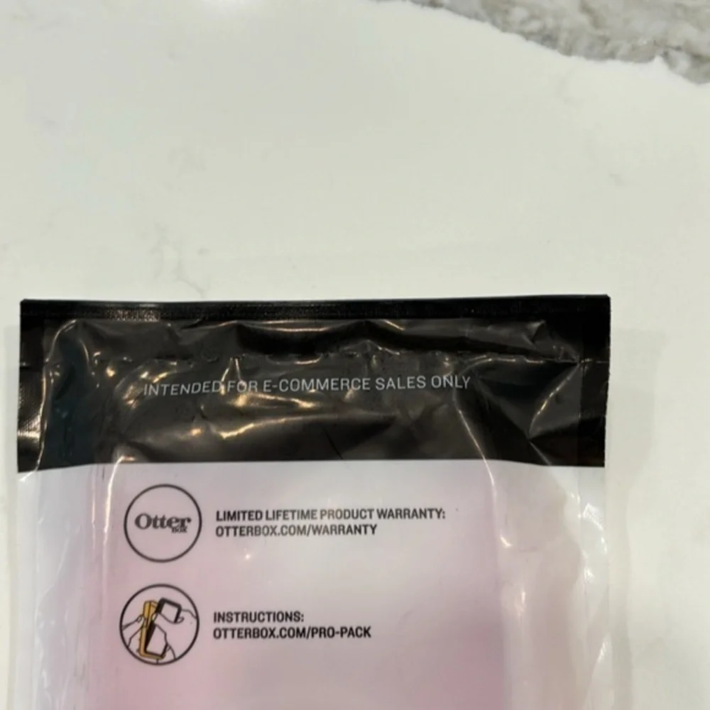 NWT unopened Otter Box defender iPhone 14 Pro case.‎ The color is pinky swear.